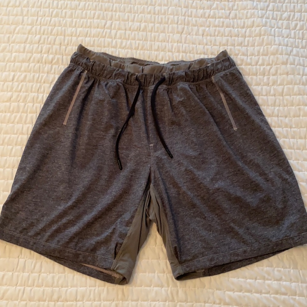 Lululemon men’s gray shorts, Sz L
